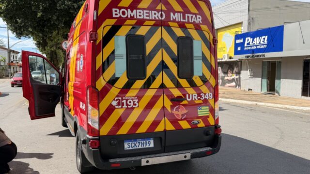Motociclista fica ferida após colisão com carro no bairro Ipanema, em Catalão