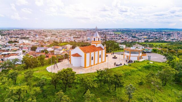 Sol entre nuvens e calor de até 30°C marcam o domingo (12) em Catalão; não há previsão de chuva