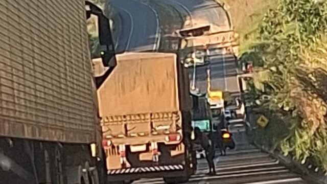 Carreta carregada com soja tomba na BR-050 e interdita trecho em Catalão