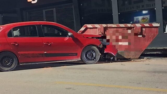 Motorista perde controle e bate em caçamba de entulho em Catalão