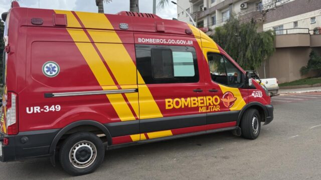 Motociclista fica ferido após colisão com bicicleta no centro de Catalão