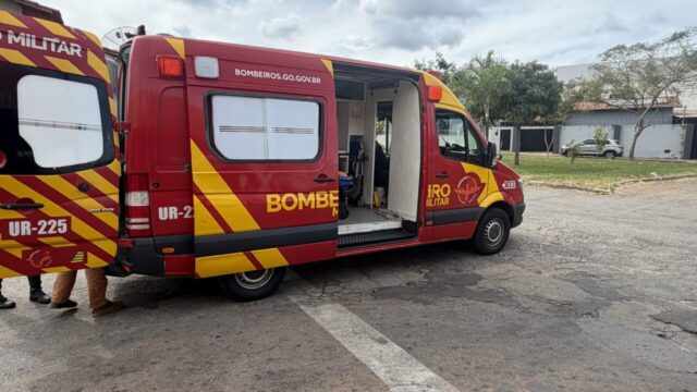 Mulher fica ferida após motocicleta derrapar em rotatória com acúmulo de brita em Catalão