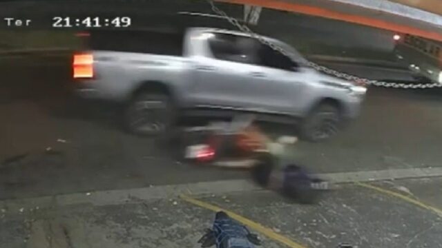 Câmera de segurança registra momento de acidente com motociclista em Catalão; motorista foge sem prestar socorro