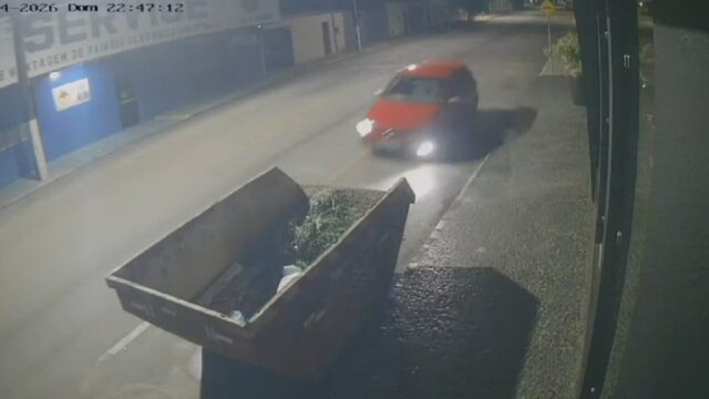 Câmera de segurança flagra carro atingindo caçamba de entulho em Catalão