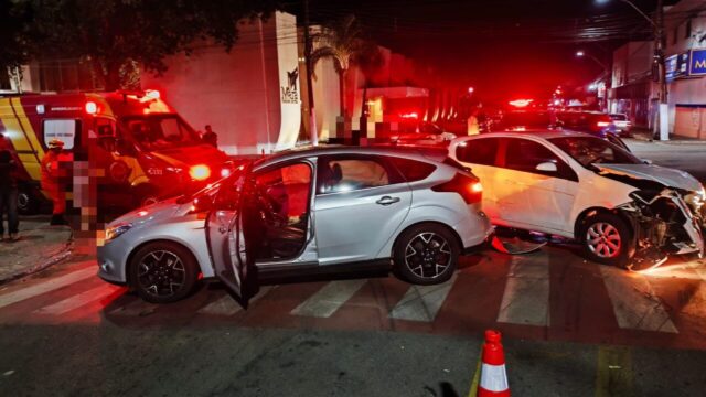 Passageira é encaminhada ao hospital após acidente de trânsito em rotatória de avenida em Catalão