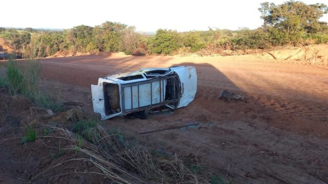 Motorista fica ferido após veículo sair da pista e capotar na GO-330 entre Catalão e Ipameri