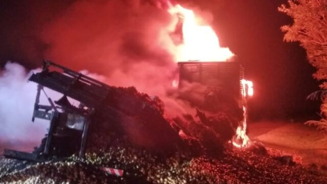 Caminhão carregado com batatas pega fogo na BR-050, em Campo Alegre de Goiás
