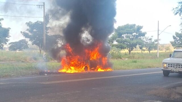 Incêndio destrói veículo na MGC-455, em Uberlândia