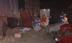 Caminhão desgovernado invade bar em Anápolis, mata quatro pessoas e deixa feridos no Residencial Copacabana Caminhão desgovernado invade bar em Anápolis, mata quatro pessoas e deixa feridos no Residencial Copacabana