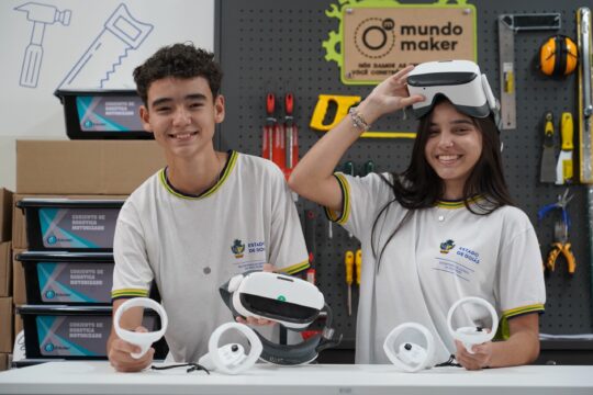 Governo de Goiás entrega kits de óculos de realidade virtual para 104 escolas