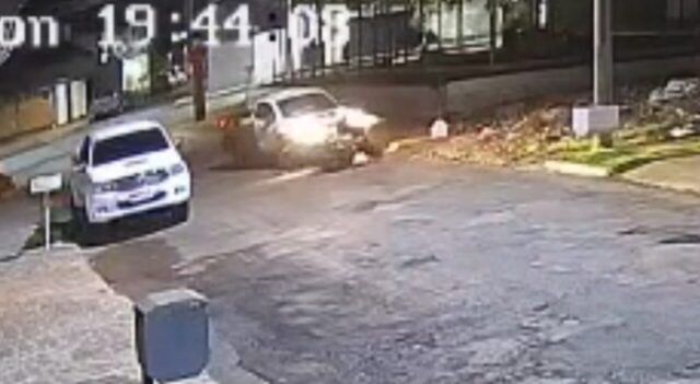 Câmera de segurança registra colisão frontal entre carro e moto que deixa jovem ferida em Catalão
