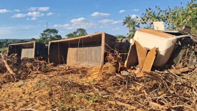 Motorista de 51 anos morre após caminhão carregado com milho tombar na MG-188, em Paracatu