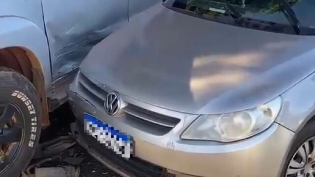 Acidente entre carro e caminhonete deixa idosa ferida em Goiandira
