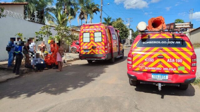 Homem é socorrido pelos bombeiros após ficar com vergalhão de aço cravado no braço em Caldas Novas