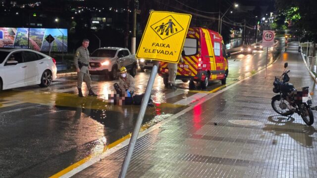 Motociclista fica ferido após bater em placa de sinalização na Avenida João Neves Vieira, em Catalão