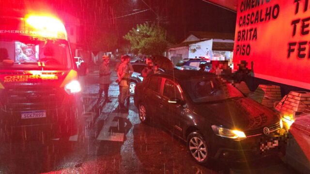Veículos atingem parede de empresa após acidente no Bairro Nossa Senhora de Fátima, em Catalão