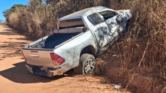 Capotamento deixa duas mulheres feridas em estrada rural de Ouvidor