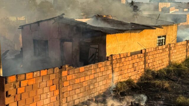 Incêndio atinge residência e mobiliza Corpo de Bombeiros em Araguari