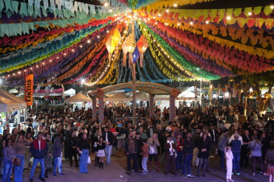 Arraiá da Prefeitura começa com grande público, mais de 120 barracas e show da banda Garotos 100%