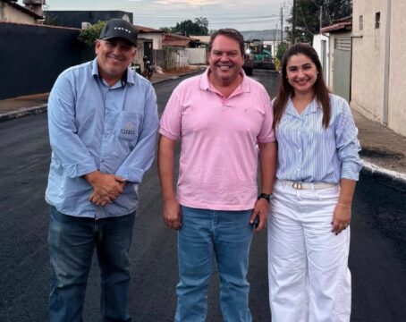 Recapeamento asfáltico avança em Corumbaíba e prefeito acompanha obras ao lado da primeira-dama