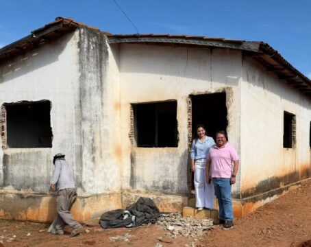 Prefeito Wisner Araújo acompanha início da reforma da 12ª residência do programa Minha Nova Casa em Corumbaíba
