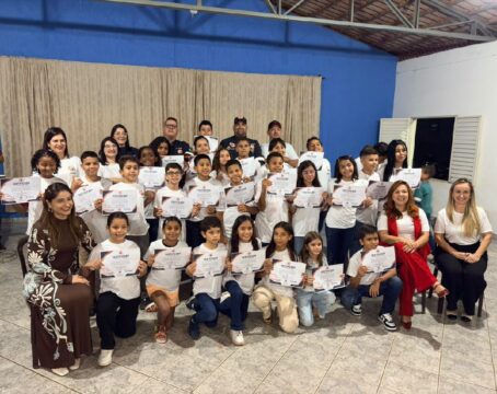 Primeira-dama Lara Rodrigues participa da formatura dos alunos do Samuzinho em Corumbaíba