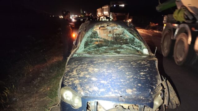 Motorista fica ferido após capotamento na LMG-749, em Uberlândia