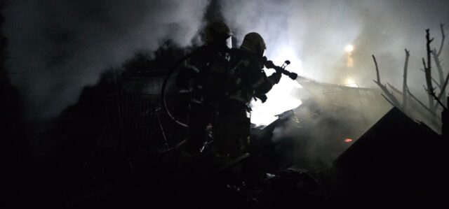 Incêndio de grandes proporções atinge ferro-velho clandestino às margens da MGC-497, em Uberlândia