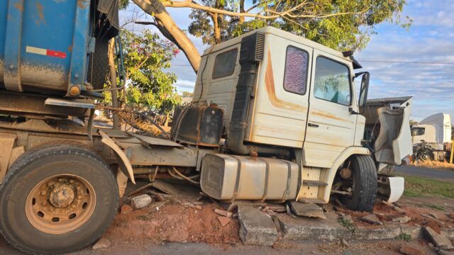 Carreta desgovernada atinge árvore e evita tragédia no bairro Eldorado, em Catalão