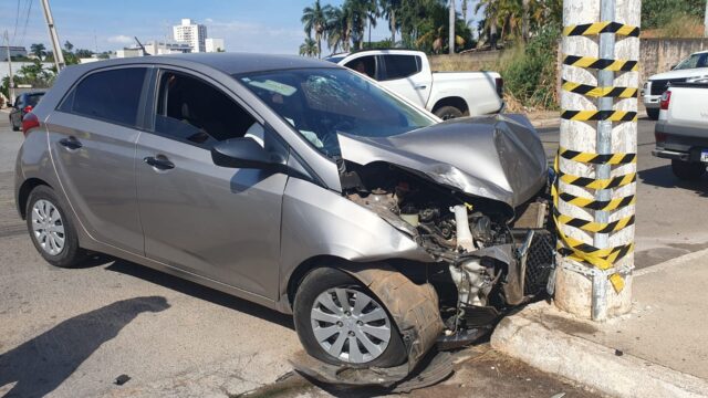 Mulher fica ferida após colisão entre dois carros no bairro Pio Gomes, em Catalão