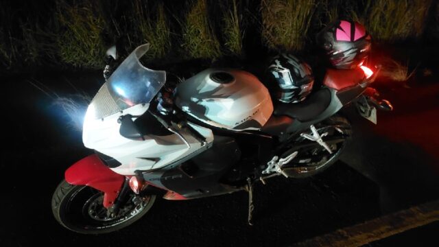 Motociclista e passageira se envolvem em acidente na MG-190, em Romaria; jovem fica ferida após atingir caminhão estacionado