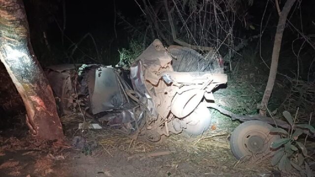 Homem morre após caminhonete sair da pista e bater contra árvore na BR-153, em Campinorte (GO)