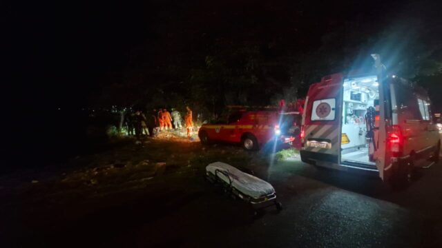 Suspeito de fugir da PM é resgatado pelos bombeiros após cair em córrego de difícil acesso em Uberlândia