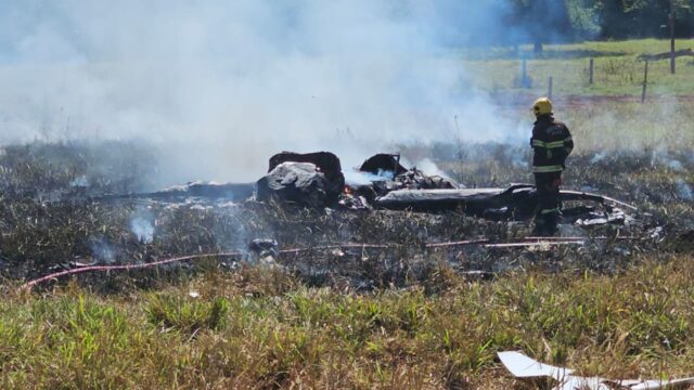 Piloto é resgatado por helicóptero do Corpo de Bombeiros após queda de avião de pequeno porte em Nerópolis