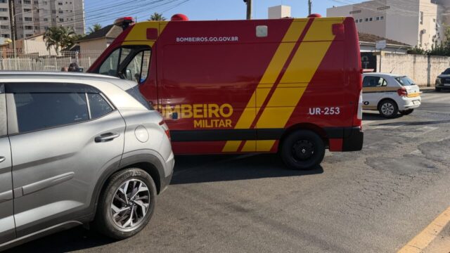 Mulher fica ferida após acidente entre moto e carro no Centro de Catalão