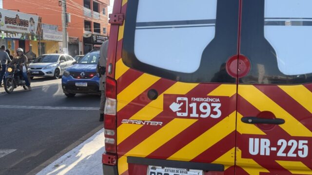 Motociclista fica ferida após colisão com carro no bairro São João, em Catalão