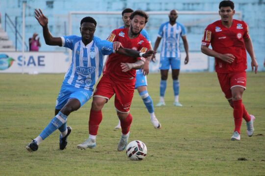 Com um a menos e lesão grave, CRAC vence a Tombense por 1 a 0 na ida da segunda fase da Série D e abre vantagem na disputa por vaga