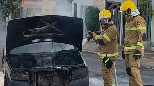 Carro pega fogo no Jardim Paulista e mobiliza Corpo de Bombeiros em Catalão