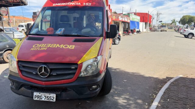 Motociclista fica ferida após queda ao desviar de idoso em Catalão