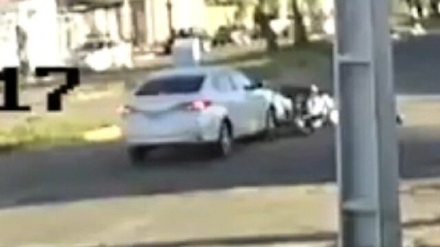 Câmera de segurança registra colisão entre carro e moto no Setor Universitário, em Catalão