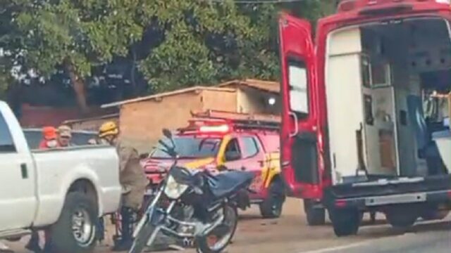 Motociclista fica ferida após colisão com carro na GO-330, saída para Ouvidor, em Catalão