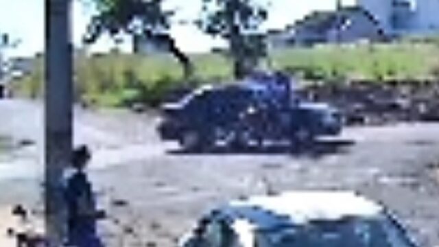 Câmera de segurança registra acidente entre carro e moto no Cidade Jardim, em Catalão