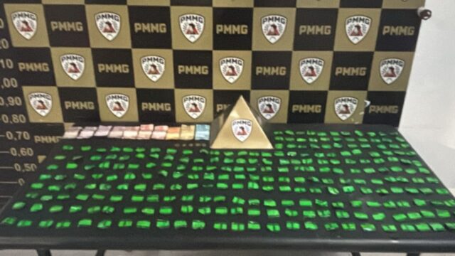 Cão farejador da PM encontra 210 papelotes de cocaína enterrados nos fundos de bar em Uberlândia