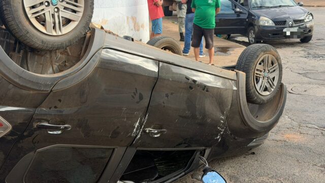 Passageira fica ferida após carro capotar em acidente no bairro Ipanema, em Catalão
