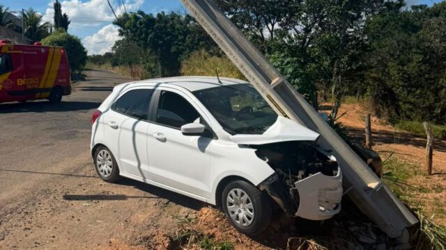 Motorista perde controle da direção e bate contra poste no Alto da Boa Vista 2, em Catalão