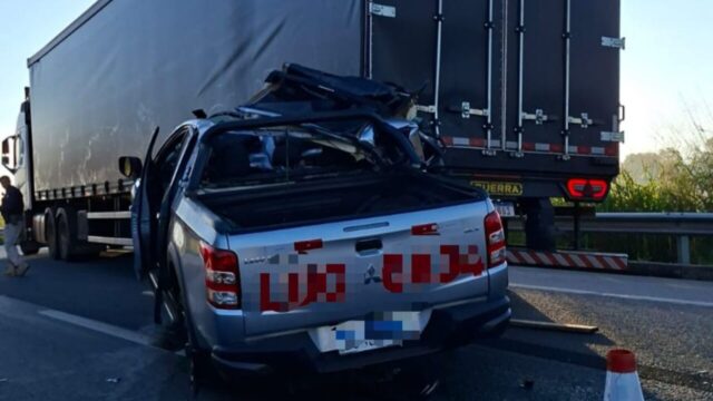 Colisão traseira entre carreta e caminhonete deixa uma pessoa ferida na BR-050, em Cumari