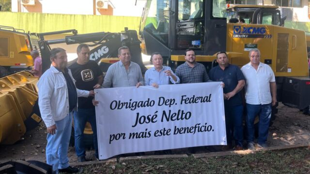 Nova Aurora recebe nova pá carregadeira para reforçar infraestrutura e atendimento à população