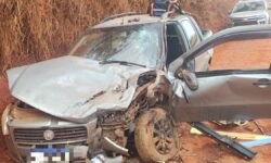 Motorista fica gravemente ferido após colisão frontal entre duas picapes na zona rural de Orizona Motorista fica gravemente ferido após colisão frontal entre duas picapes na zona rural de Orizona
