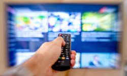 Mulher descobre que TV de 75 polegadas dada pelo namorado foi comprada com o próprio cartão em Uberaba; crime foi registrado como estelionato