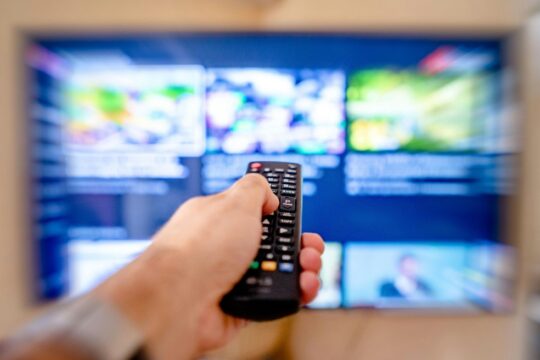 Mulher descobre que TV de 75 polegadas dada pelo namorado foi comprada com o próprio cartão em Uberaba; crime foi registrado como estelionato